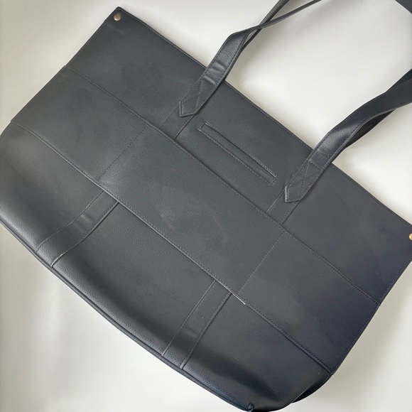 Thirty-One Signature Tote in Navy Smooth Pebble with Interior Organizer & Clutch - Picture 9 of 16